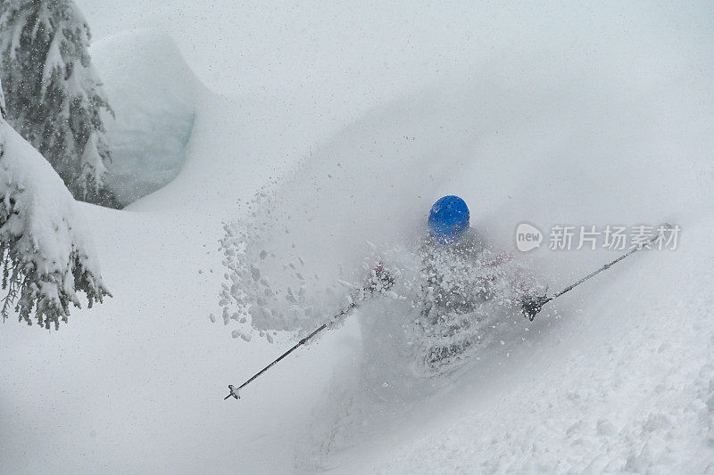 完美的粉末在山上滑雪