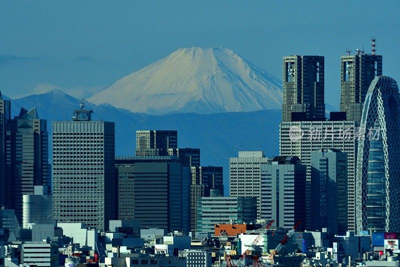 富士山和东京的天际线:白天和黑夜