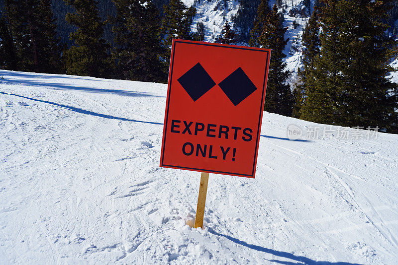 极限滑雪双黑钻地形与警告标志