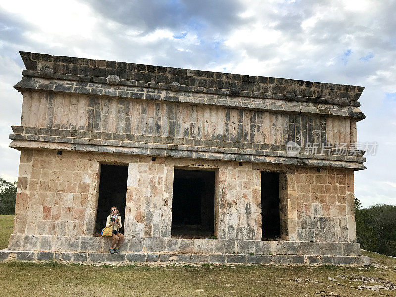 墨西哥尤卡坦半岛乌克斯马尔:游客坐在雷丁