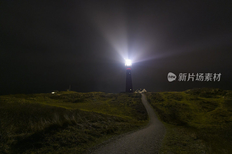 位于荷兰瓦登群岛之一的席尔莫尼古的夜间灯塔