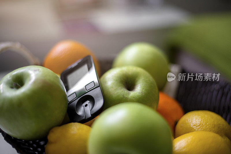 血糖仪检测血糖水平，营养水果作为糖尿病患者的健康甜点