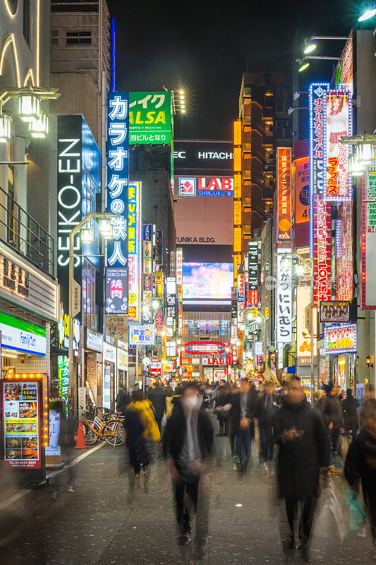 日本东京热闹的歌舞伎町霓虹夜生活娱乐区