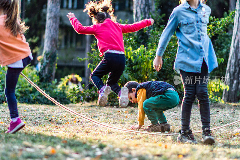 一群孩子在公园里玩耍