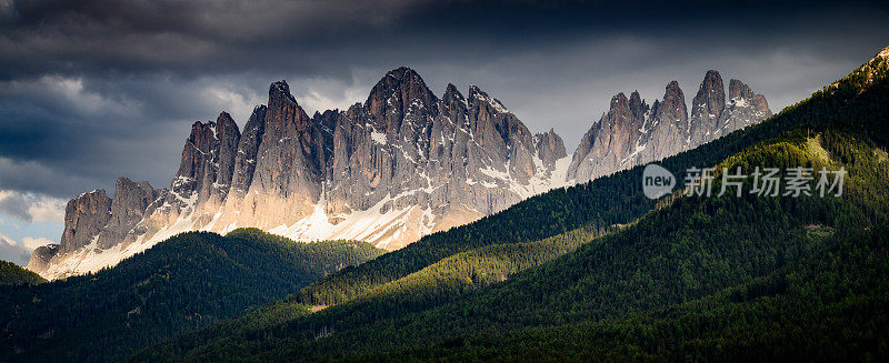 意大利Dolomites富内斯瓦利的阿尔卑斯山