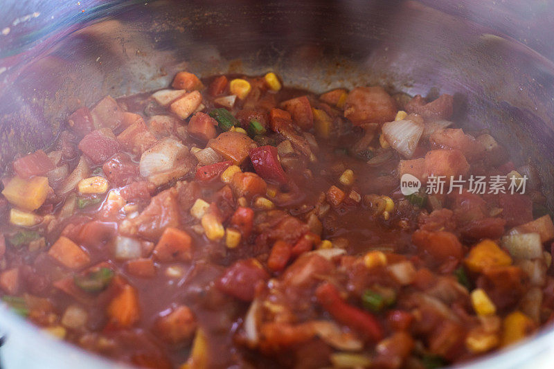 香辣肉酱准备，配料在煮锅里煮，特写