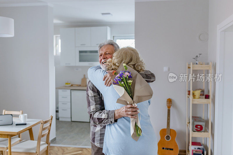 快乐的老夫妇庆祝结婚纪念日