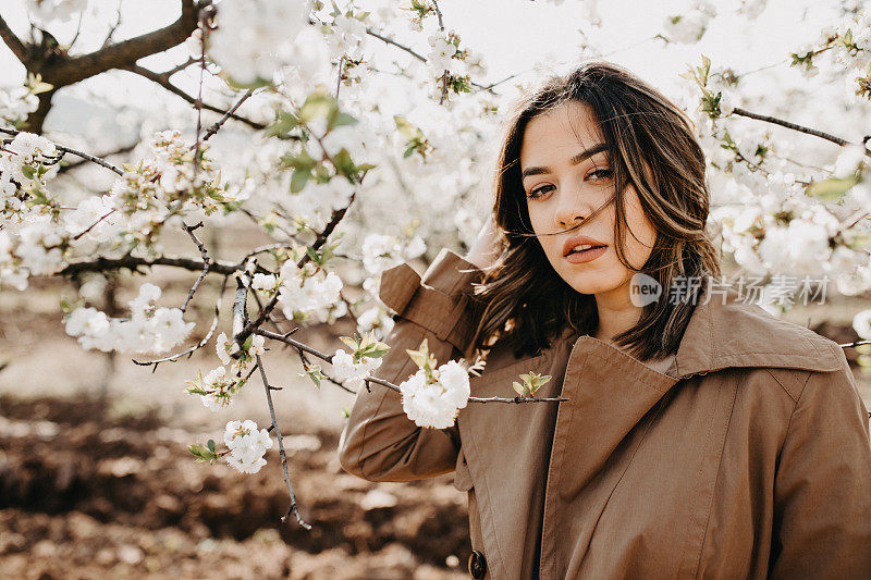 美丽自然的年轻女子在花园里