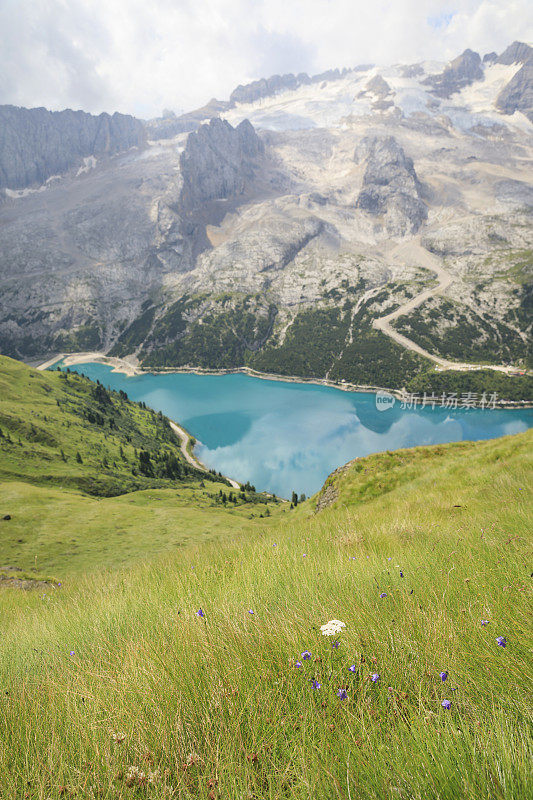 夏天的风景。从意大利北部Dolomites的Fedaia山口到Pordoi山口的休息点，可以看到美丽的Fedaia湖和马尔莫拉达山。