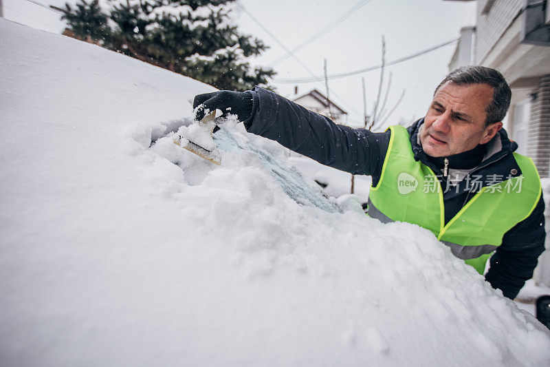 老人清理雪车