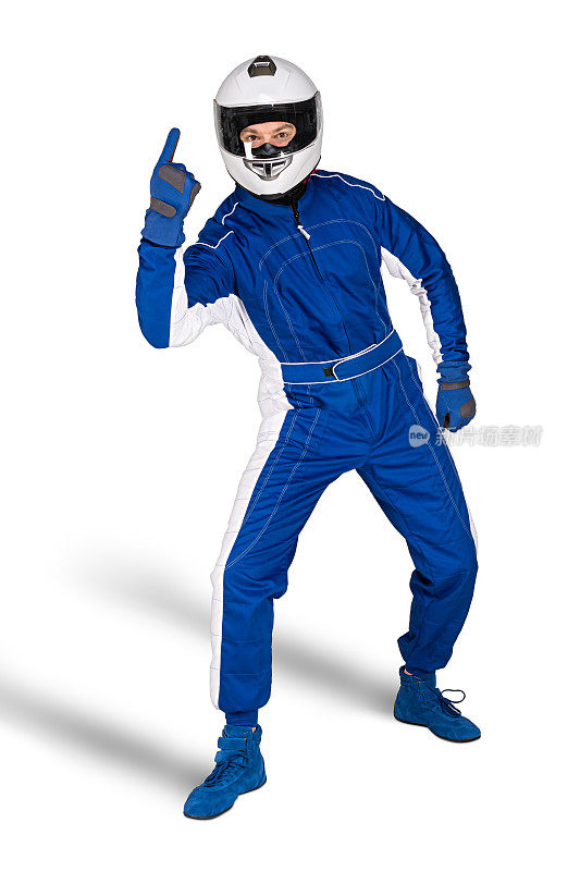 坚定的赛车手在蓝白色赛车运动整体鞋手套整体安全头盔和胜利手指白色背景。赛车摩托车游戏运动概念。