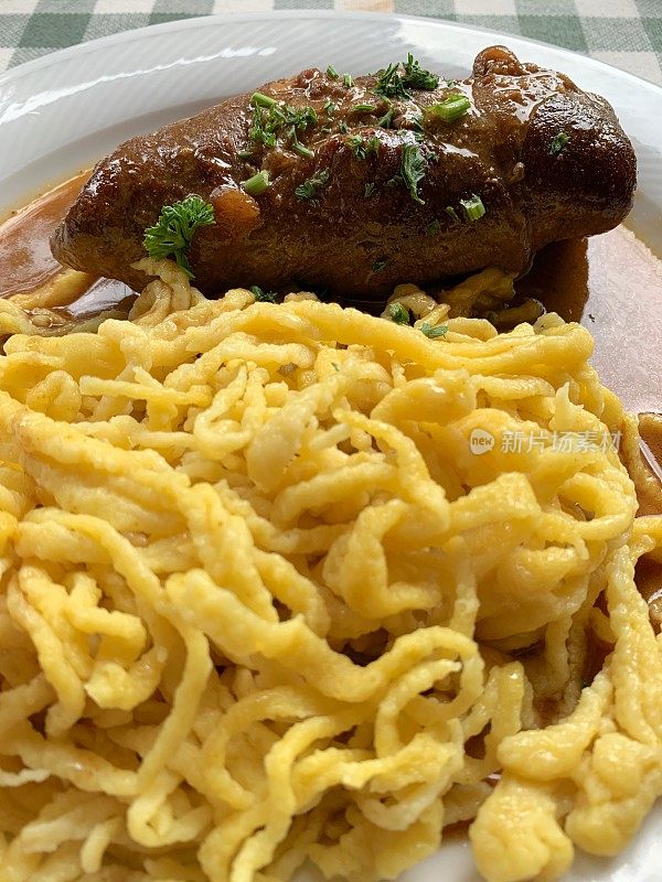 烤牛肉卷和面条(Spätzle)