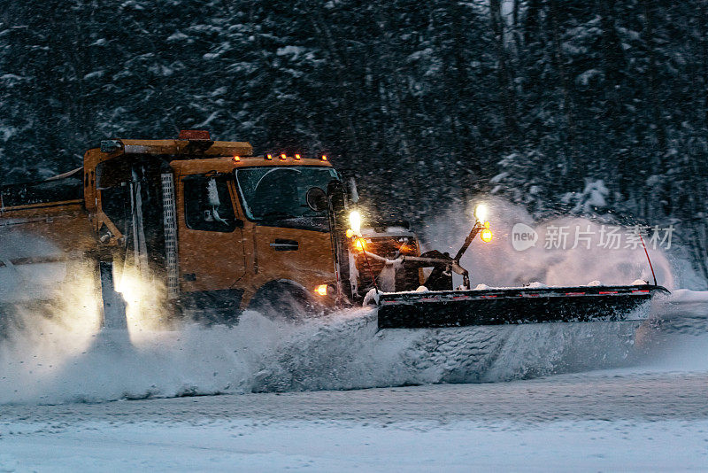 雪犁清理高速公路