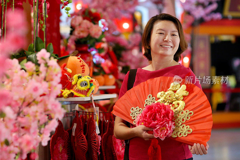 中国新年:购买装饰品和装饰品