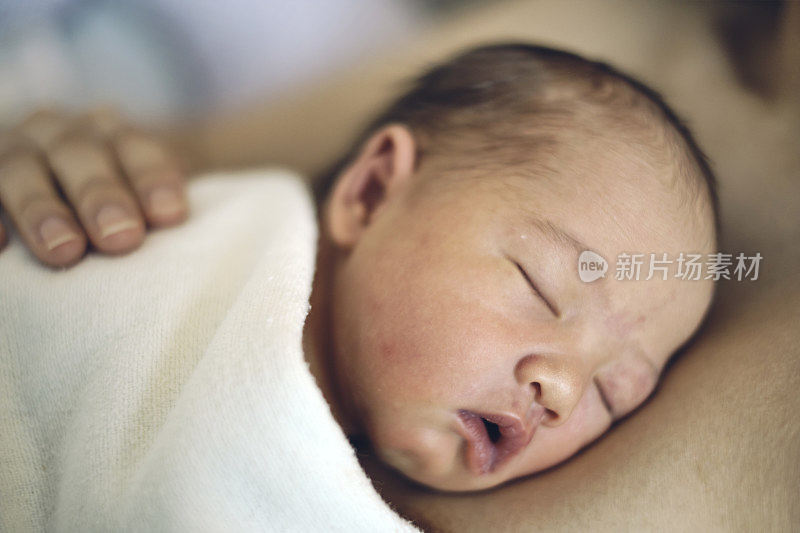 新出生的日裔美国婴儿肌肤与母亲