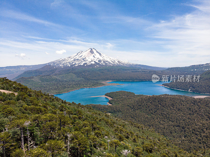 孔吉里奥国家公园里的亚伊马火山和孔吉里奥湖鸟瞰图