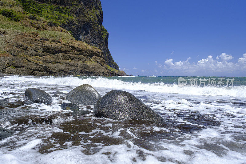 海浪冲击着马德拉岛海岸的波尔图达克鲁兹海滩