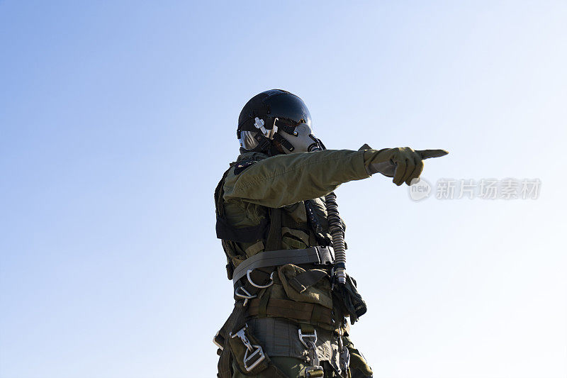 穿着制服的飞行员。战斗机飞行员摆姿势