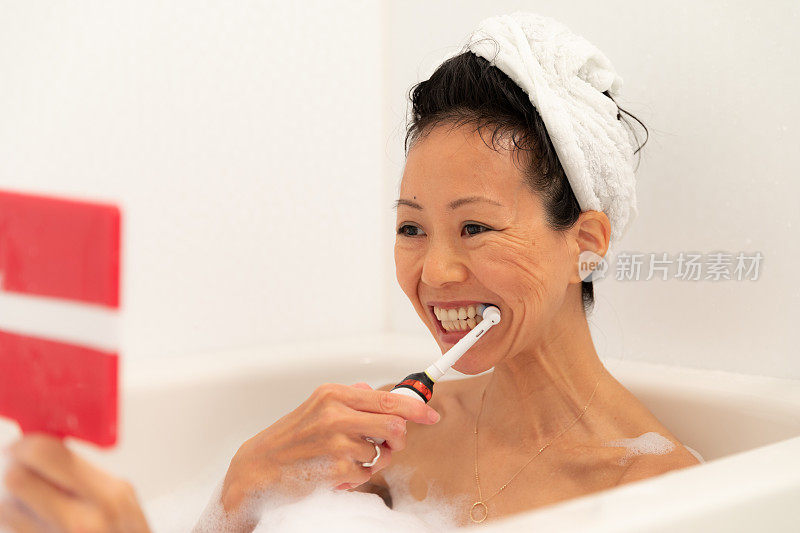 洗澡时刷牙的女人