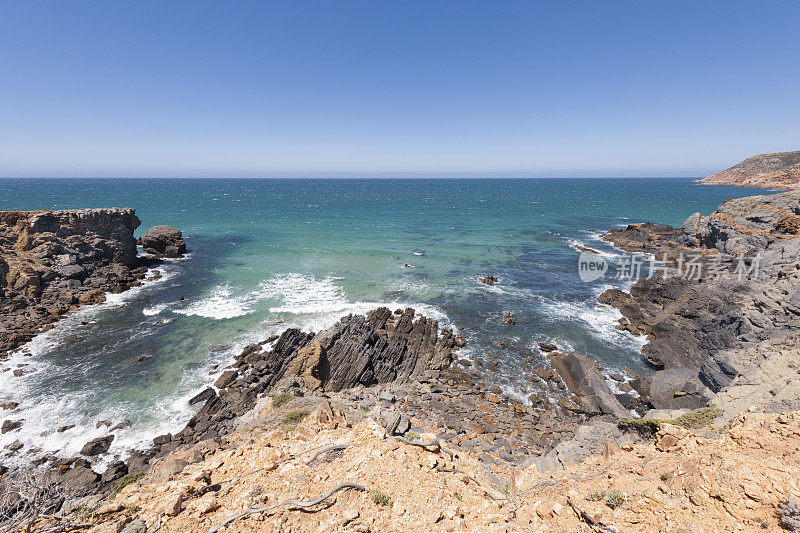 从卡斯凯斯和里斯本附近葡萄牙的岩石海岸线上俯瞰大西洋和湛蓝的天空