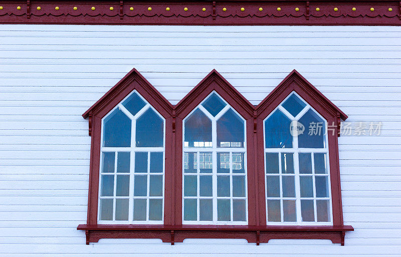 Húsavík，冰岛:美丽古老的白色教堂(Húsavíkurkirkja)之窗
