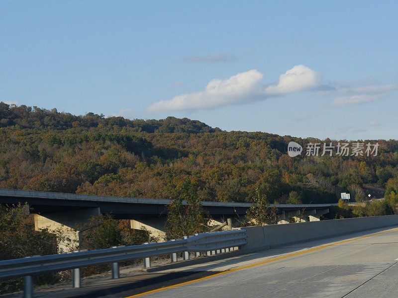 美国阿肯色州49号州际公路沿线彩色树木的风景。