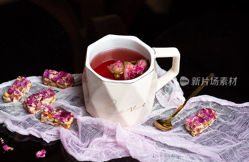 用天然花卉和花生制成的糖果制成的玫瑰茶