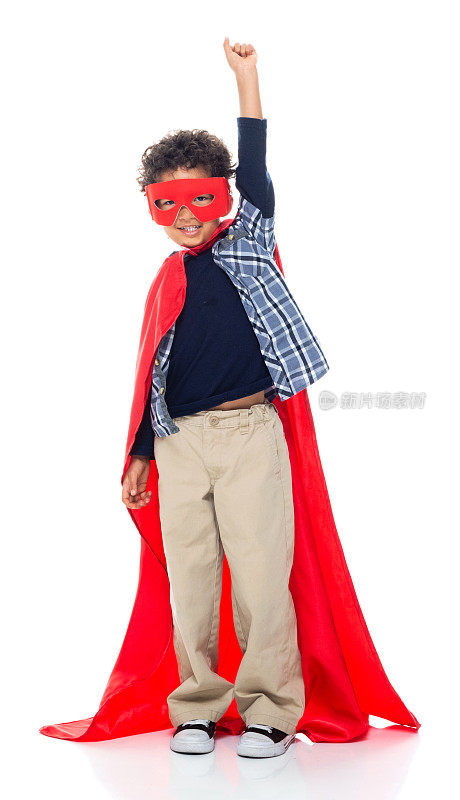 男孩超级英雄戴着眼罩站着