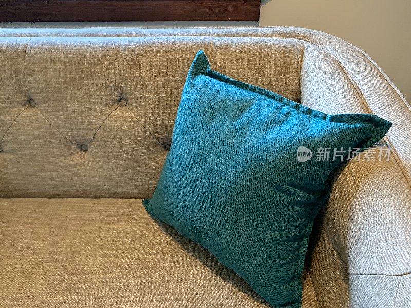 沙发上的蓝色枕头