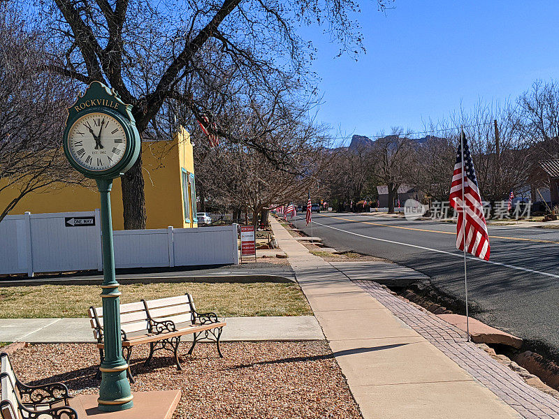 在总统周末，犹他州洛克维尔社区中心和通往犹他州锡安国家公园的道路上，有历史意义的钟表和长椅