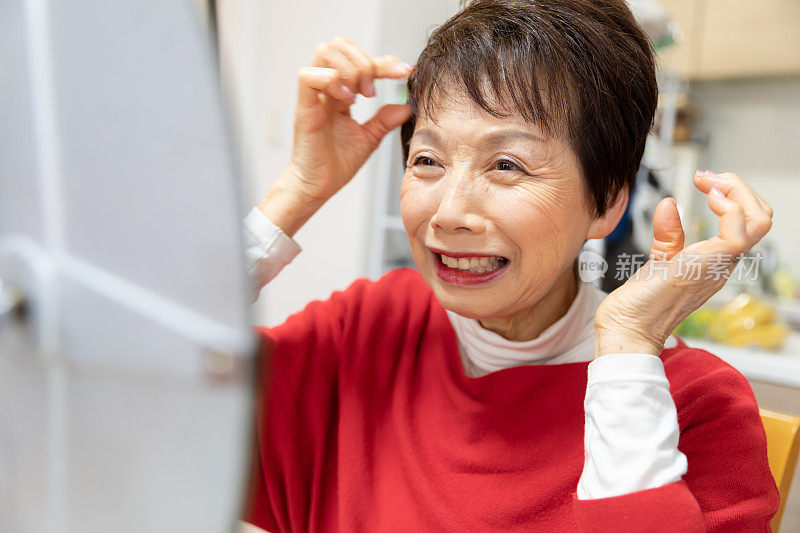 一位年长的女士早上在准备