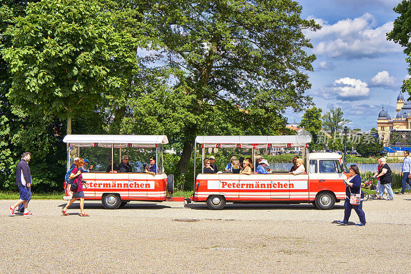 乘坐红色巴士游览施未林市