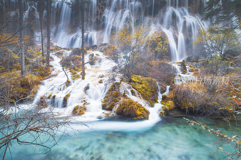 观赏风景优美的木山和湖泊景观，中国九寨沟国家公园