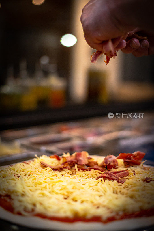 披萨店用马苏里拉奶酪和培根制作披萨