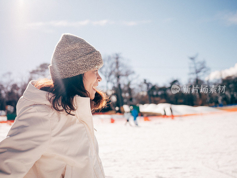 游客和孩子在外面的雪地里玩耍