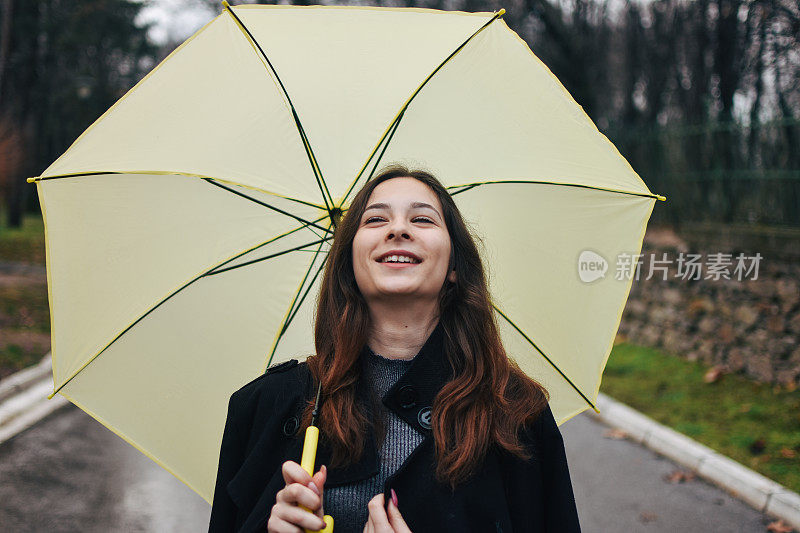 美丽的年轻女子享受着雨天