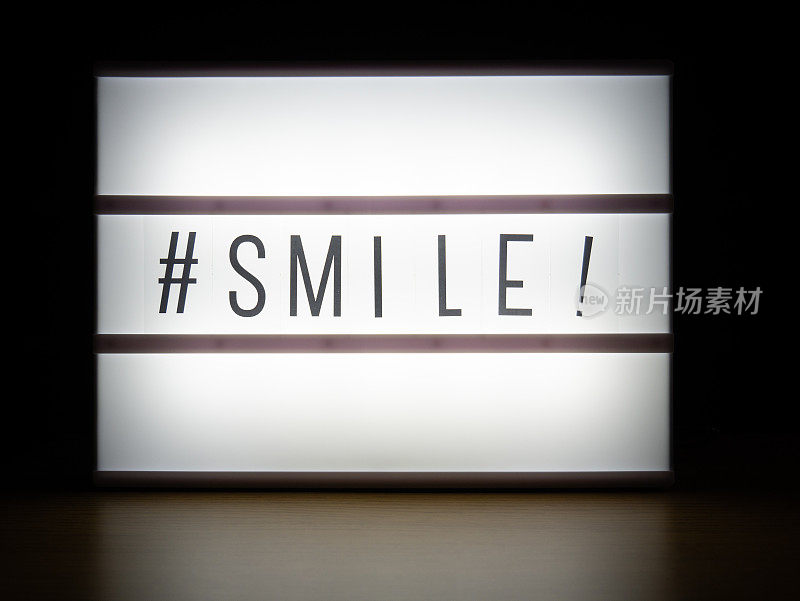 LED灯箱标签微笑标志