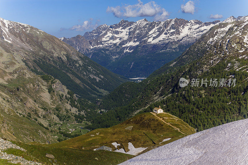 教堂教堂之上的田园诗白云石阿尔卑斯风景-大天堂，意大利