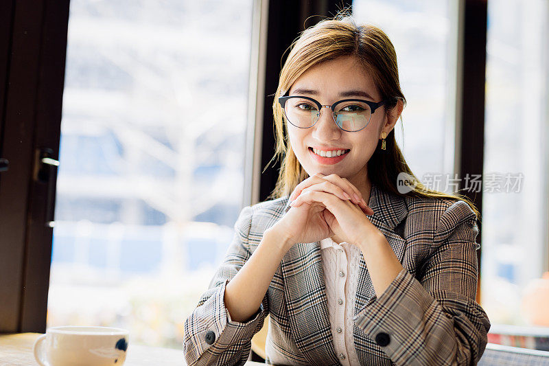 自信的亚洲女商人的肖像。