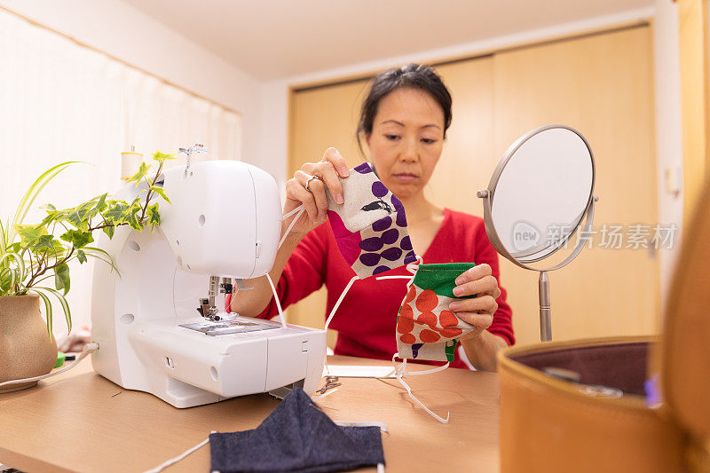 一名日本妇女在家里制作面具