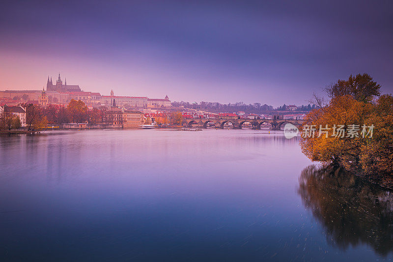 布拉格，黎明时分的捷克共和国，空中飘渺的查理大桥全景