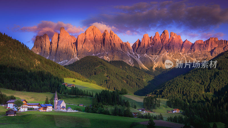 圣马达莱娜教堂在田园诗阿尔卑斯风景日落-瓦尔迪富内斯，白云石阿尔卑斯-意大利