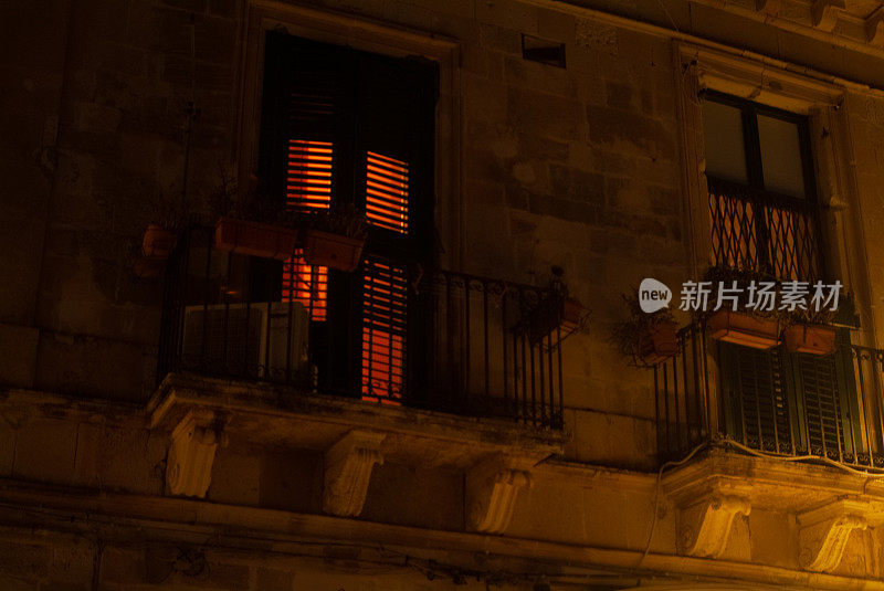 公寓典型的夜间窗户。ortigia城区。锡拉库萨，意大利西西里岛，夏季