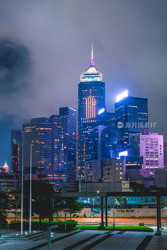 香港晚上的未来拥挤的城市景观摩天大楼