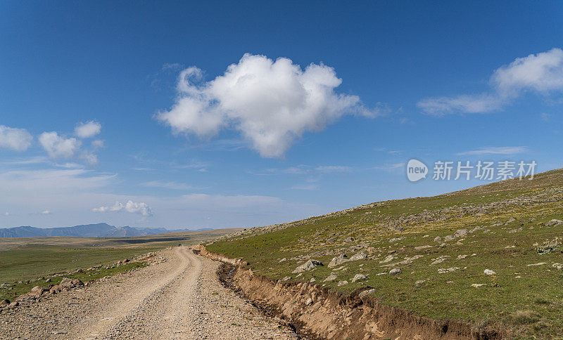 在土耳其东北部阿拉胡贝克Dağları(意思是“阿拉胡阿克巴山脉”)附近的一条土路上行驶着蓬松的积云