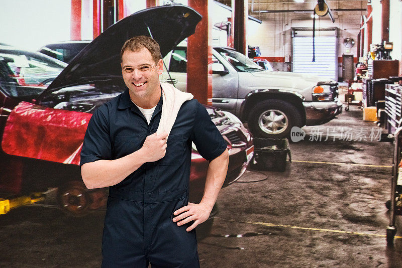 白人年轻男性体力工人在汽车修理店穿着工作服修理