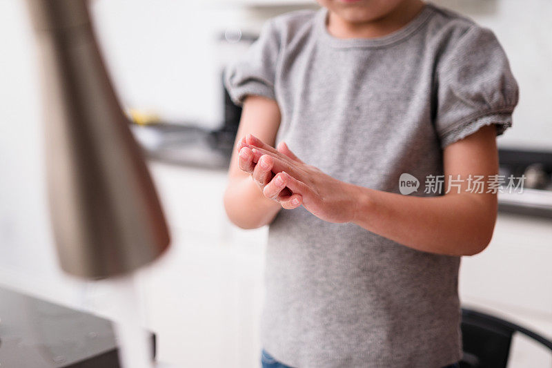 面目全非的女孩洗手