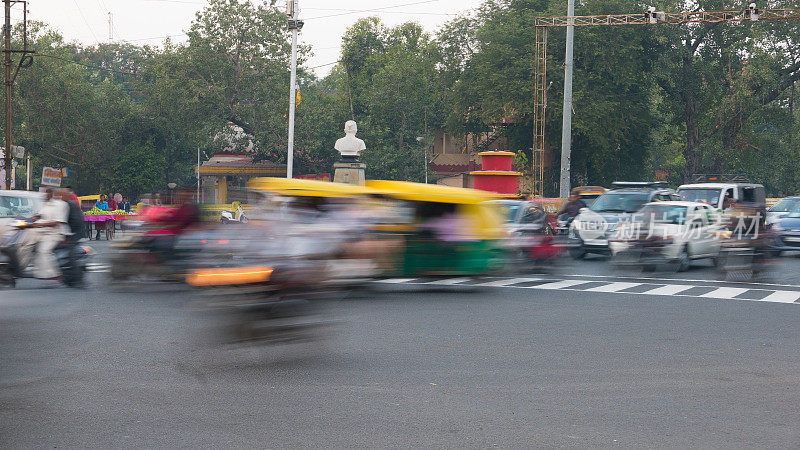 印度中央邦印多尔大街上的行人和车辆。