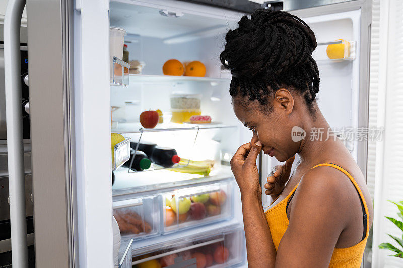 腐烂的水果在打开的冰箱里有难闻的气味