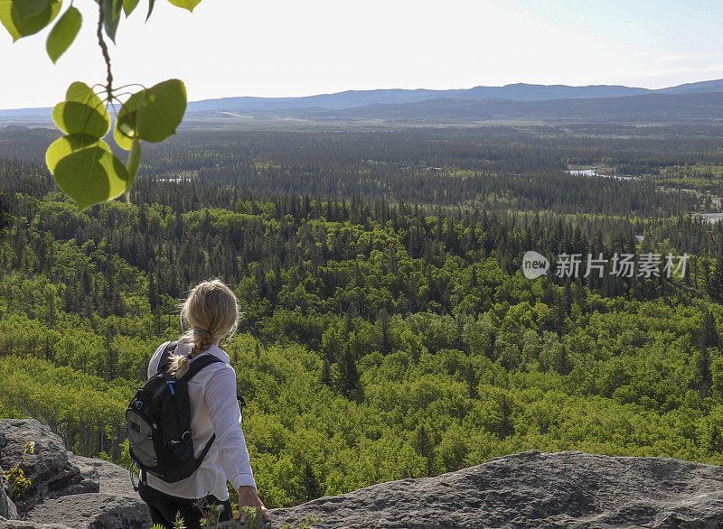 女徒步旅行者在山脊上休息